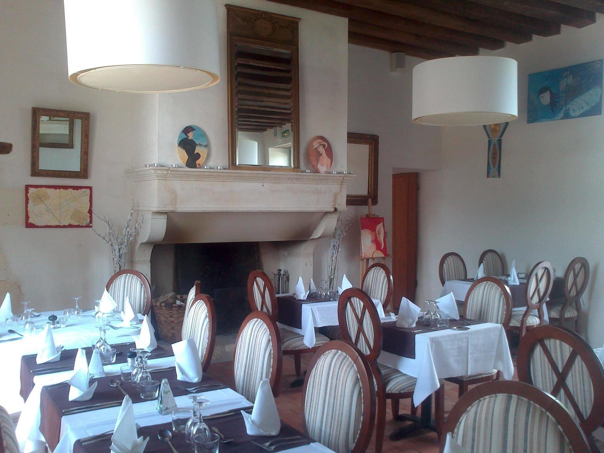 Hotel Domaine Du Normandoux, The Originals Relais Tercé Esterno foto