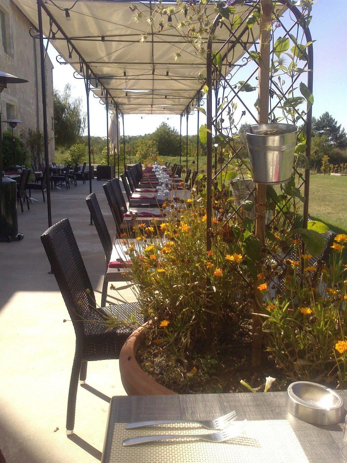 Hotel Domaine Du Normandoux, The Originals Relais Tercé Esterno foto