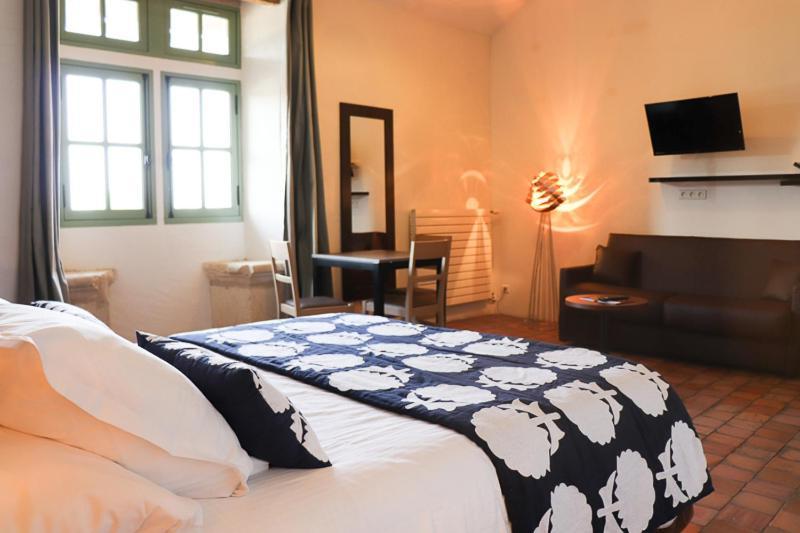 Hotel Domaine Du Normandoux, The Originals Relais Tercé Esterno foto