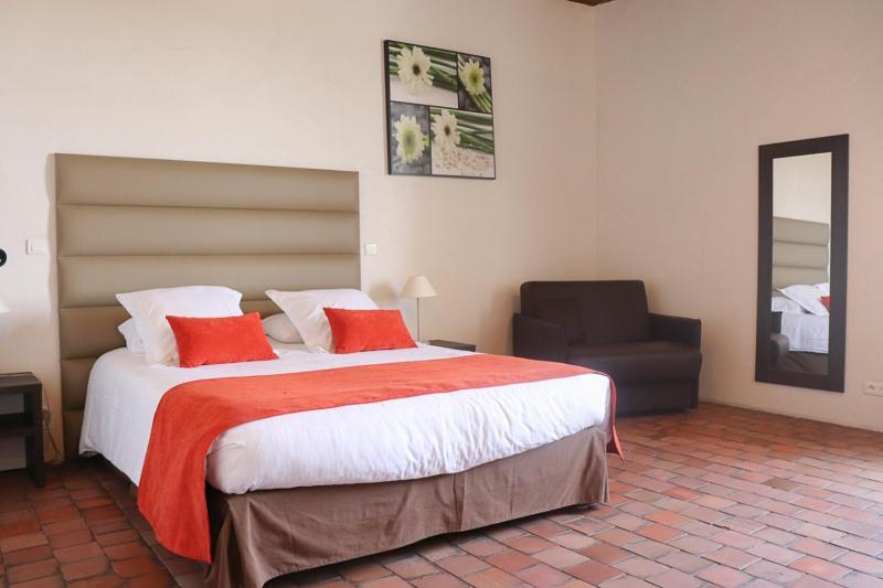 Hotel Domaine Du Normandoux, The Originals Relais Tercé Esterno foto