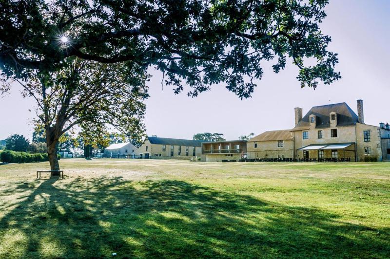 Hotel Domaine Du Normandoux, The Originals Relais Tercé Esterno foto