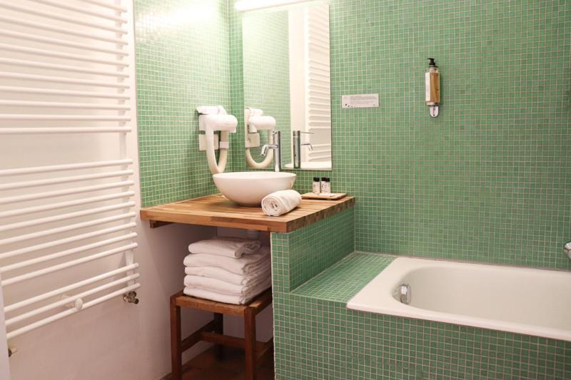 Hotel Domaine Du Normandoux, The Originals Relais Tercé Esterno foto